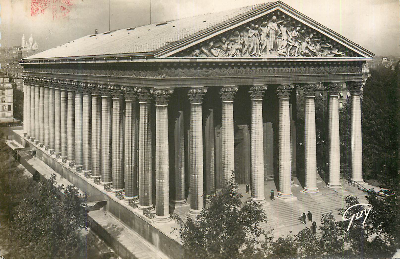 CPM Paris et ses Merveilles Eglise de la Madeleine (1806) Au fond a Gauche la Basilique du Sacre Coeur