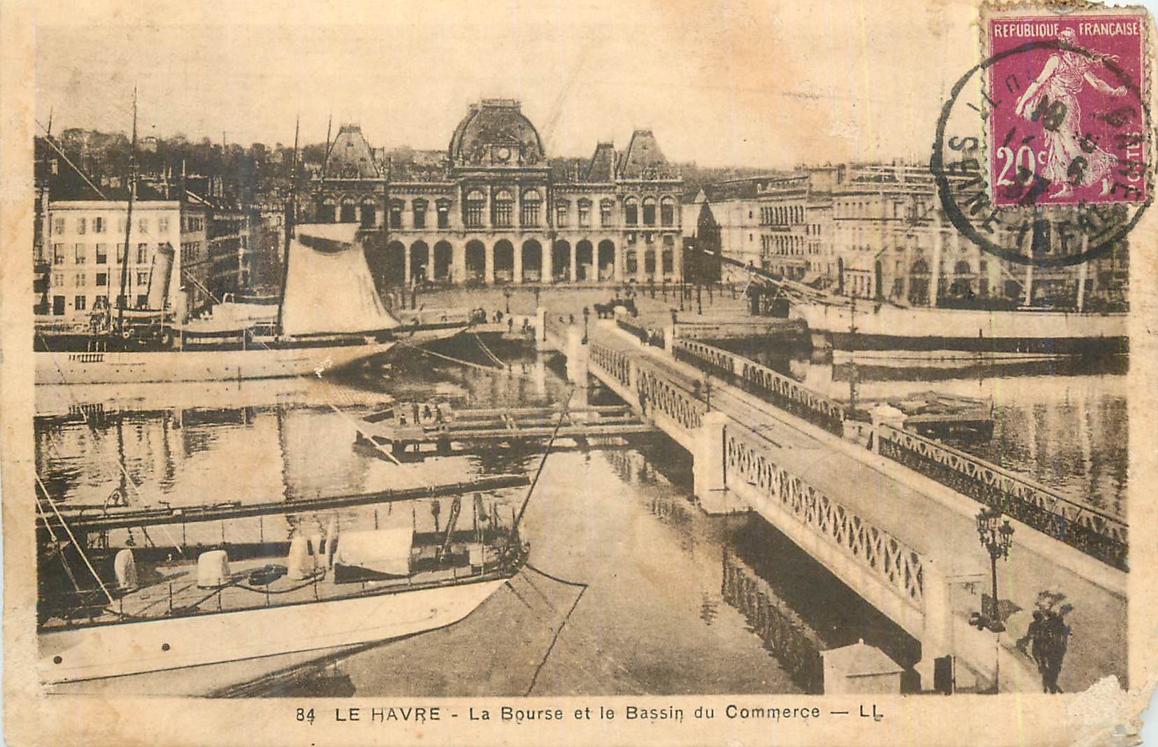 CPA Le Havre La Bourse et Le Bassin du Commerce Bateau