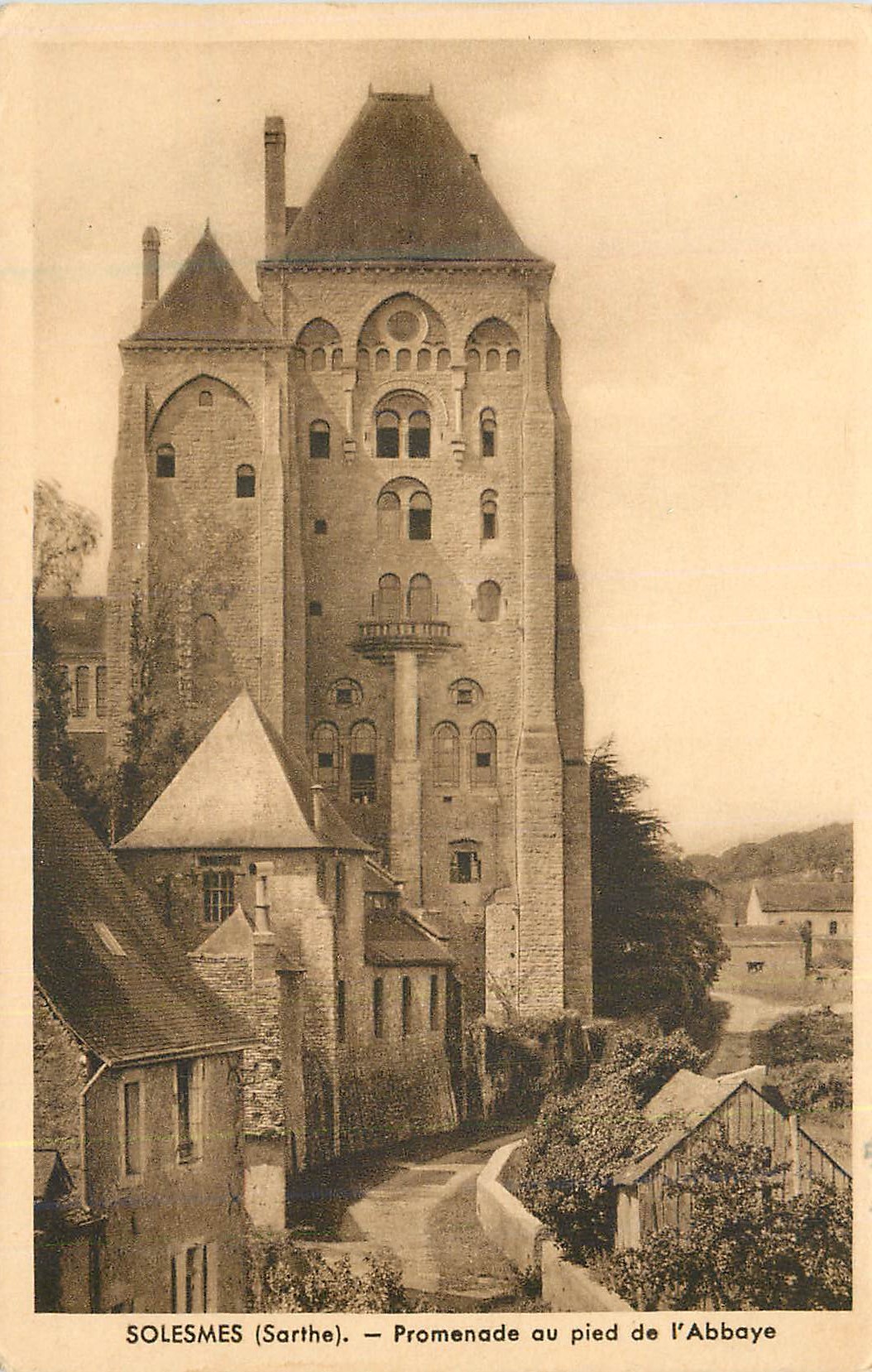 SOLESMES (Sarthe) — Promenade am Fuße der Abtei