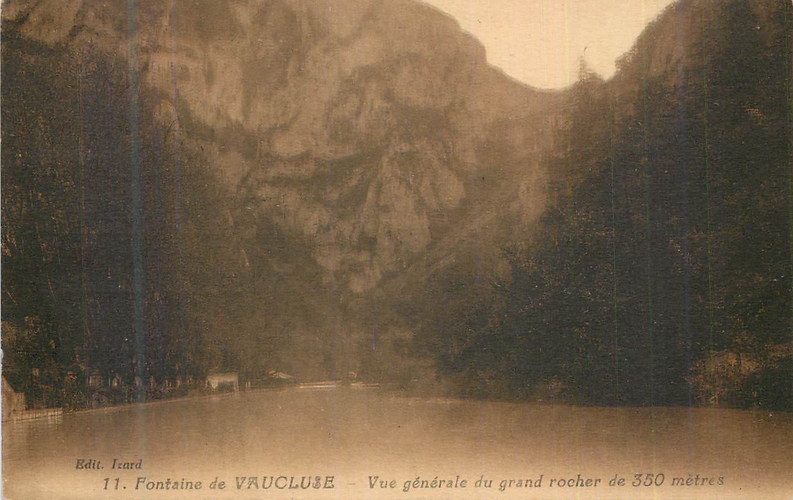 CPA Fontaine de Vaucluse Vue Generale du Grand Rocher de 350 m