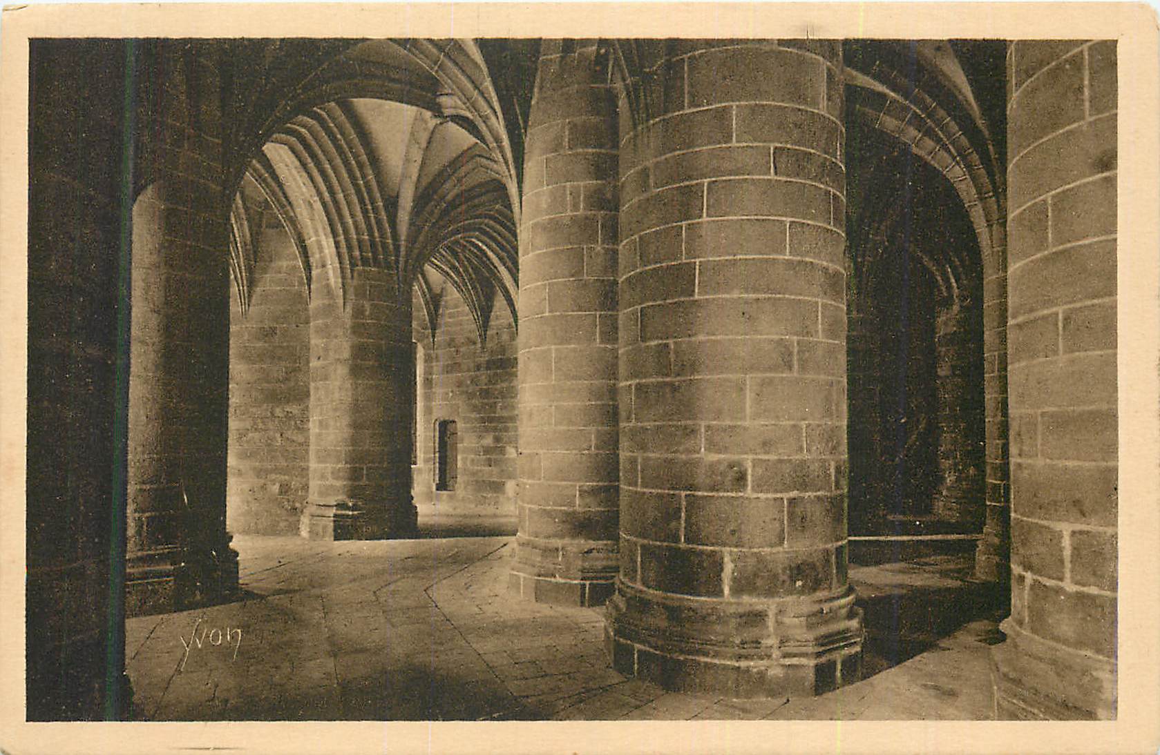 CPA Mont Saint Michel La Douce France Abbaye La Crypte des Gros Piliers (XVe Siecle)