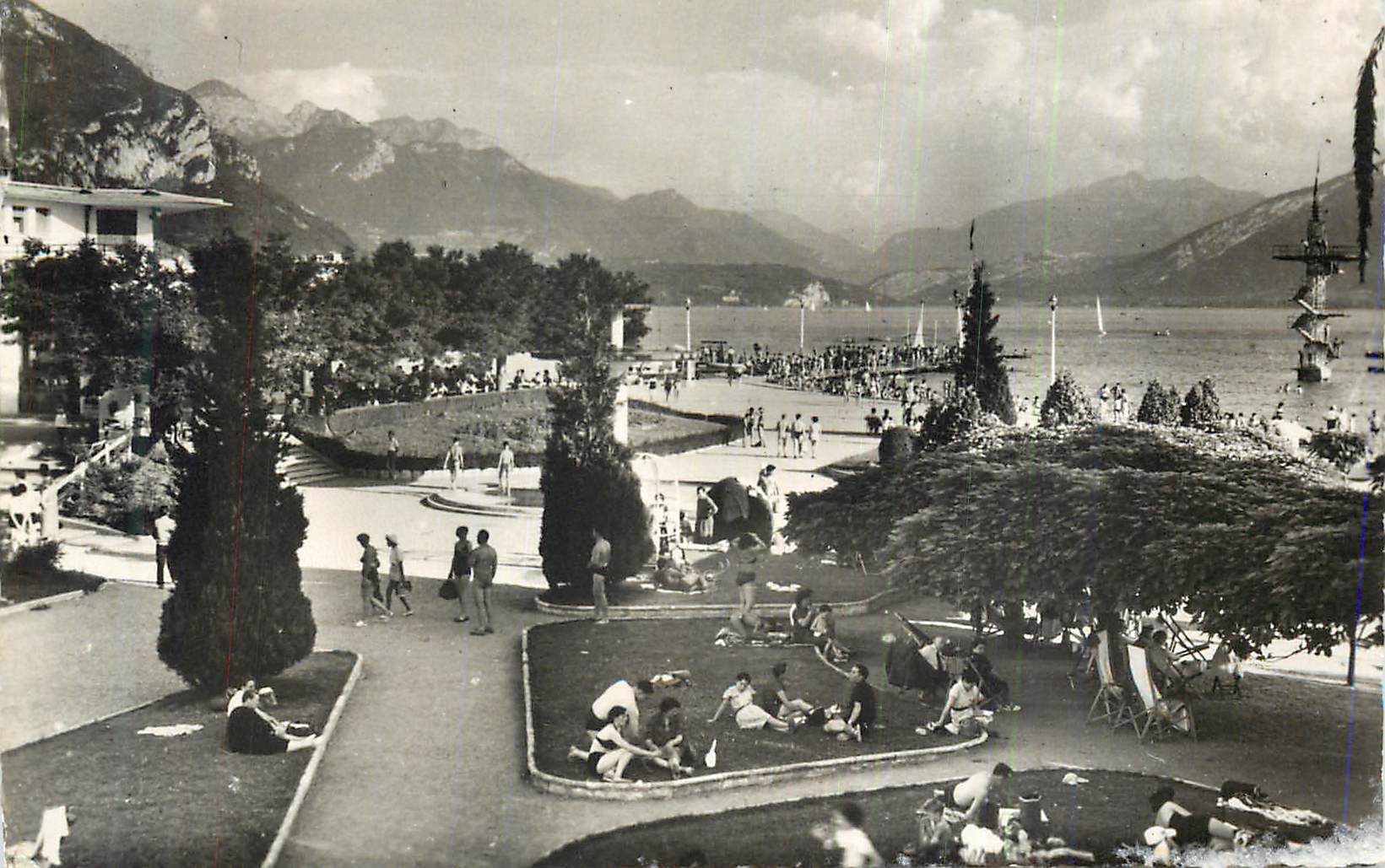 Plage et promenade au lac d'Annecy — vue panoramique — éditeur non identifiable