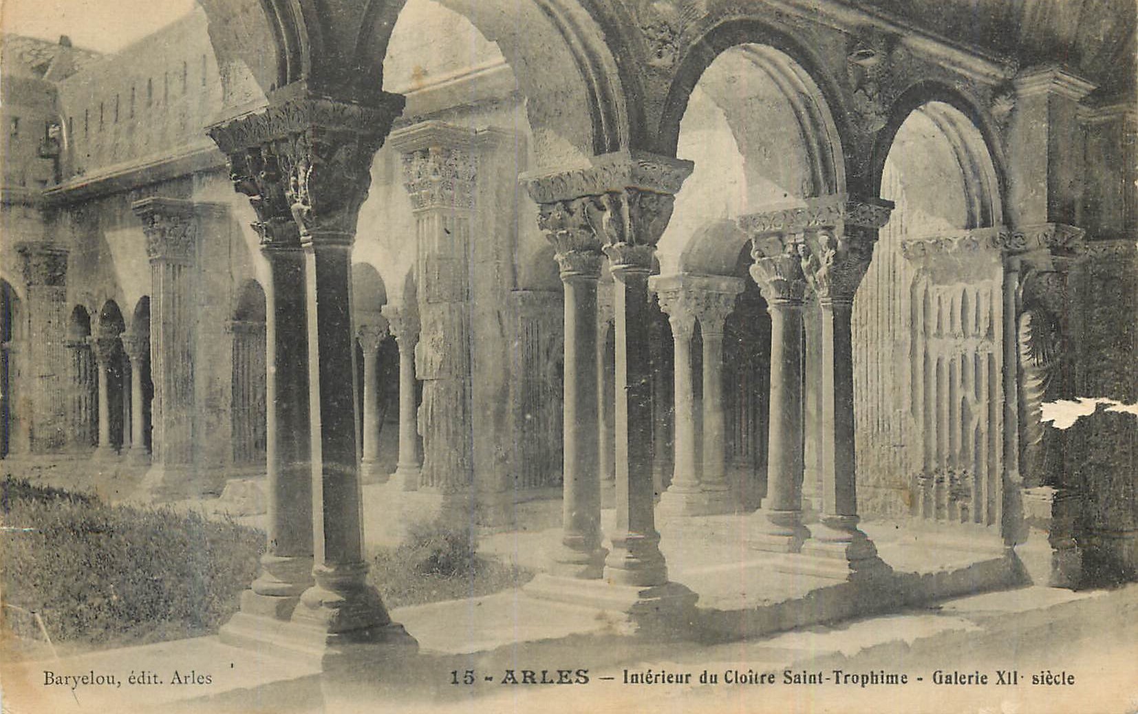Arles — Intérieur du Cloître Saint-Trophime — Galerie XIIe siècle