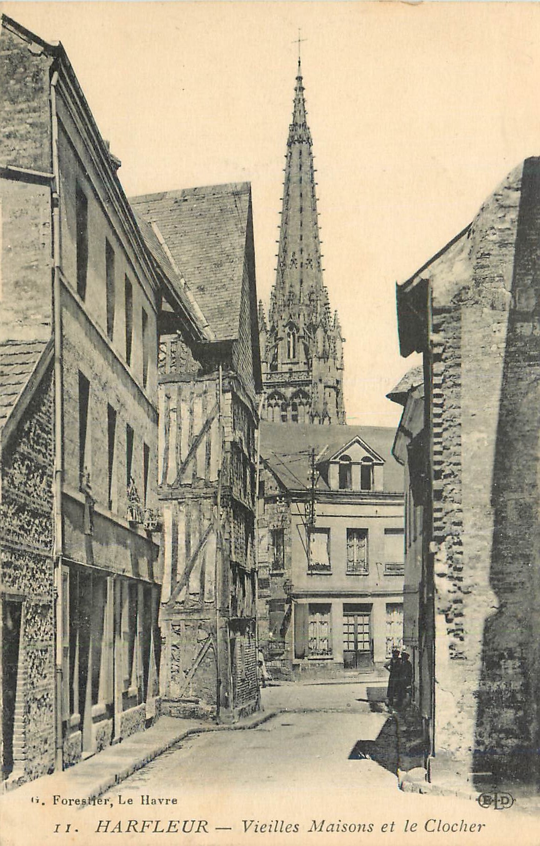 CPA Harfleur Vieilles Maisons et le Clocher