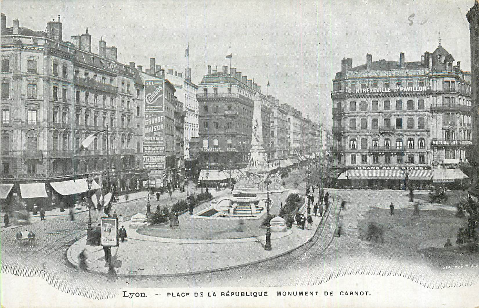 CPA Lyon Place de la Republique Monument de Carnot