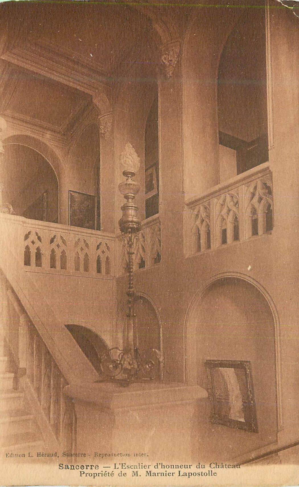 Sancerre — L'Escalier d'honneur du Château — Propriété de M. Marnier Lapostolle
