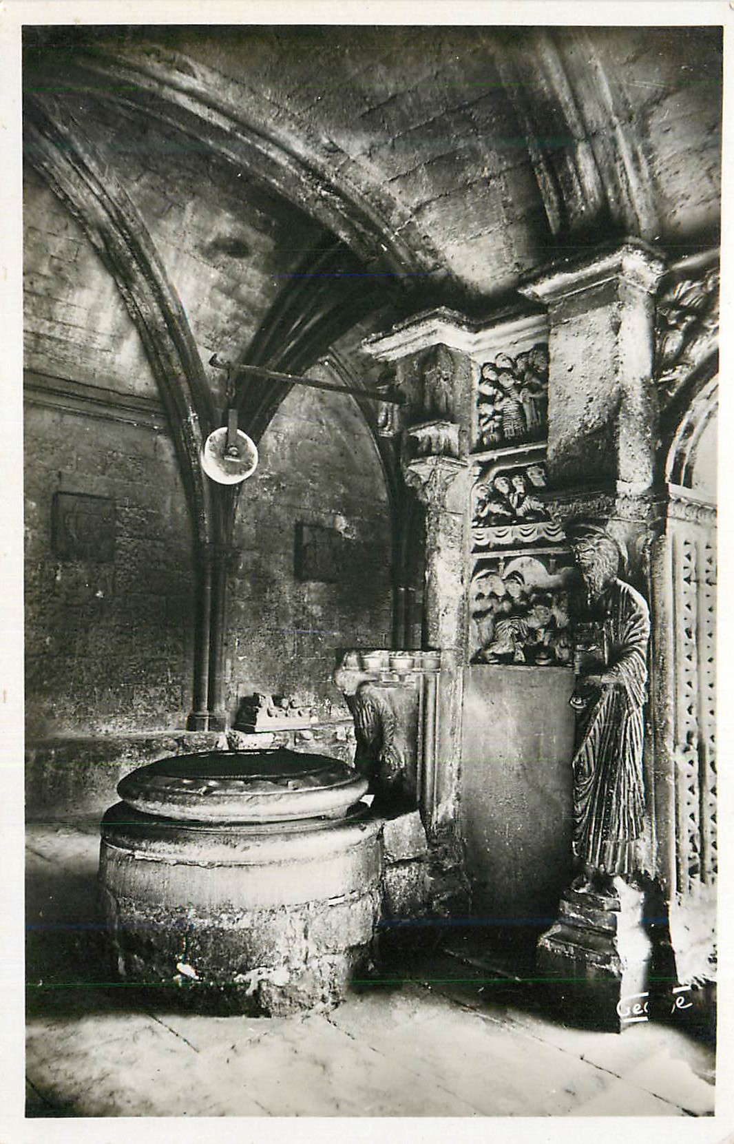 Fontaine baptismale — église de Saint-Étienne — Gecre