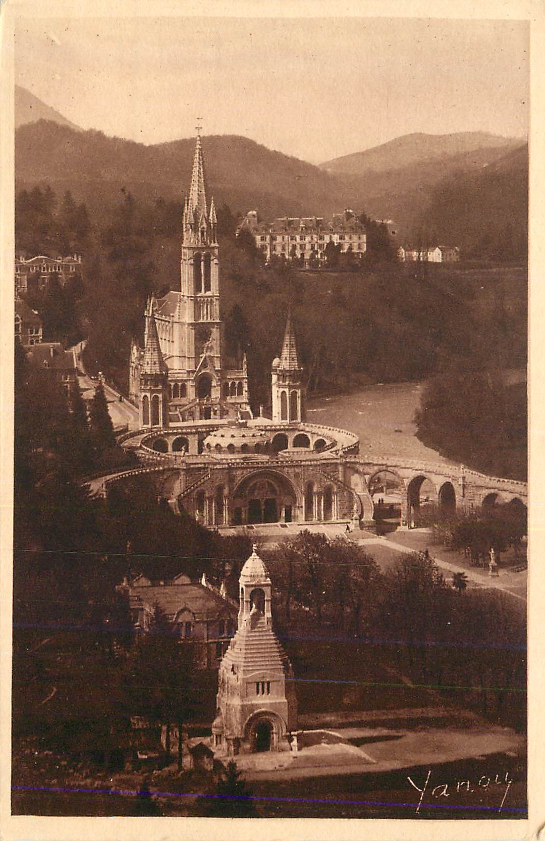 CPA Lourdes La Basilique et le Monument aux Morts vus du Chateau Fort