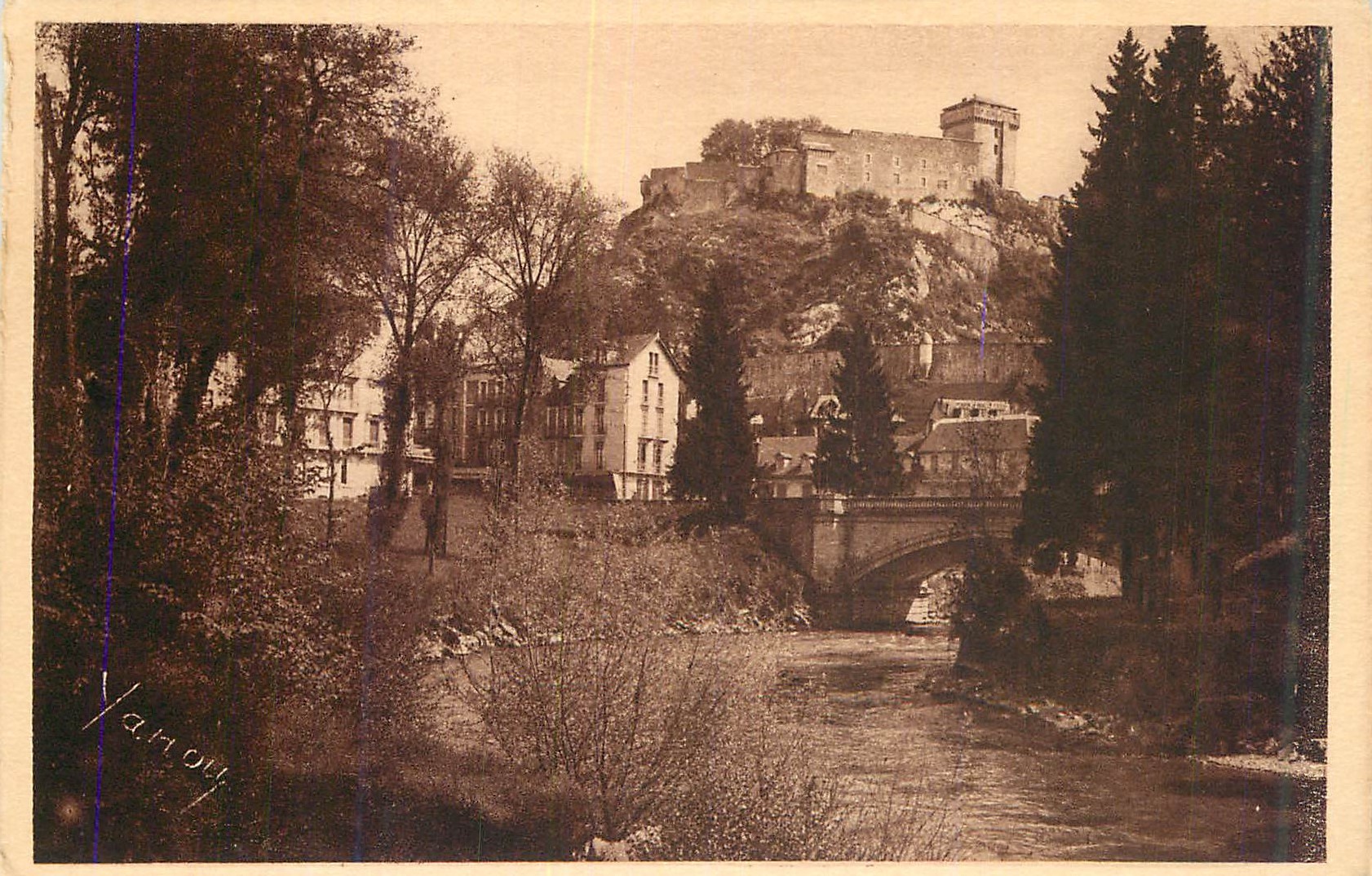 CPA Lourdes Le Chateau Fort et le Gave