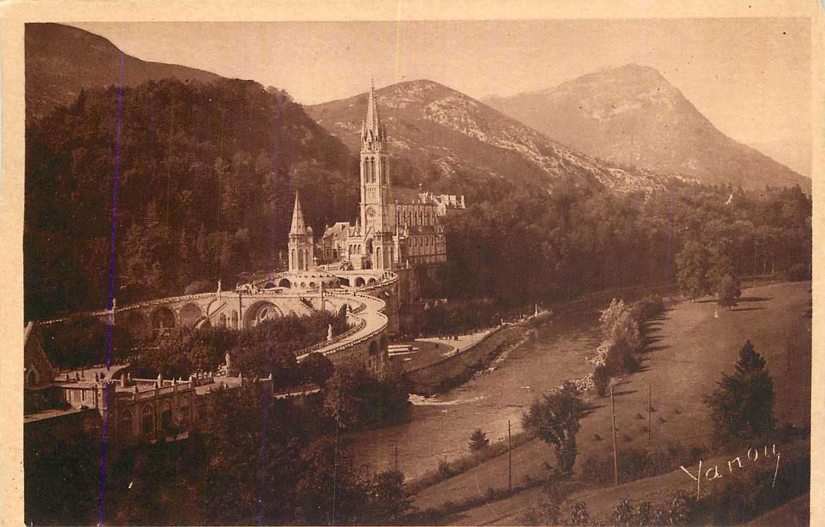 CPA Lourdes La Basilique et le Gave