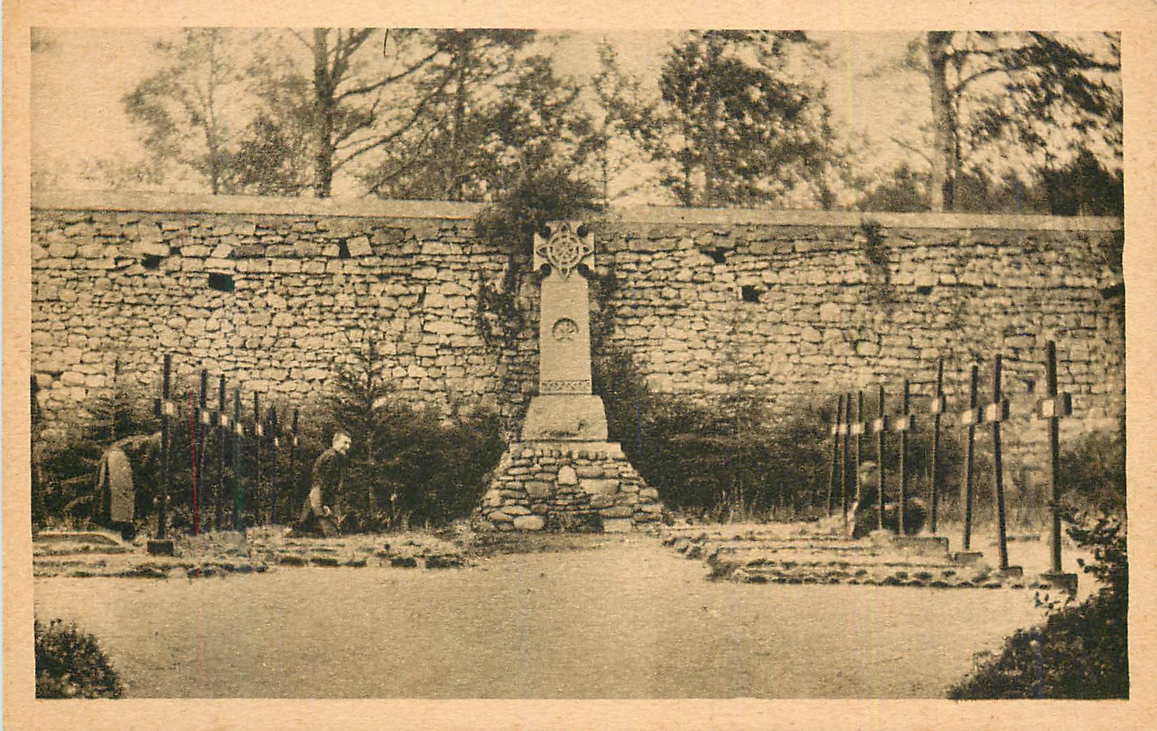 CPA Monastere de Ste Marie de la Pierre qui Vire (Yonne) Cimetiereet Croix en Granit
