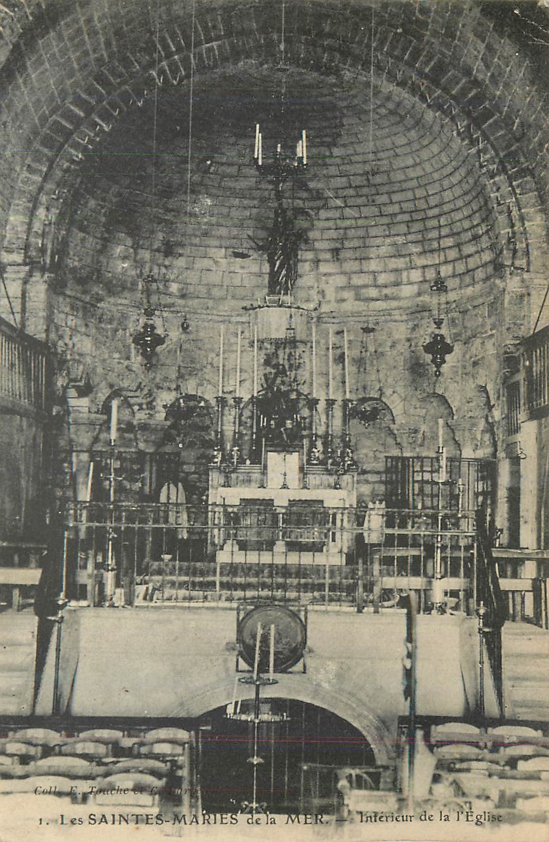 CPA Les Saintes Maries de la Mer Interieur de l'Eglise