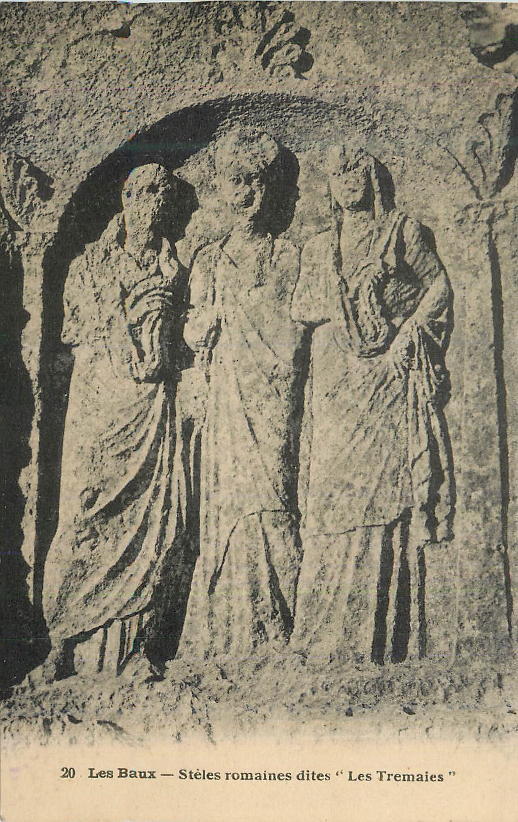 CPA Les Baux Steles Romaines dites Les Tremaies