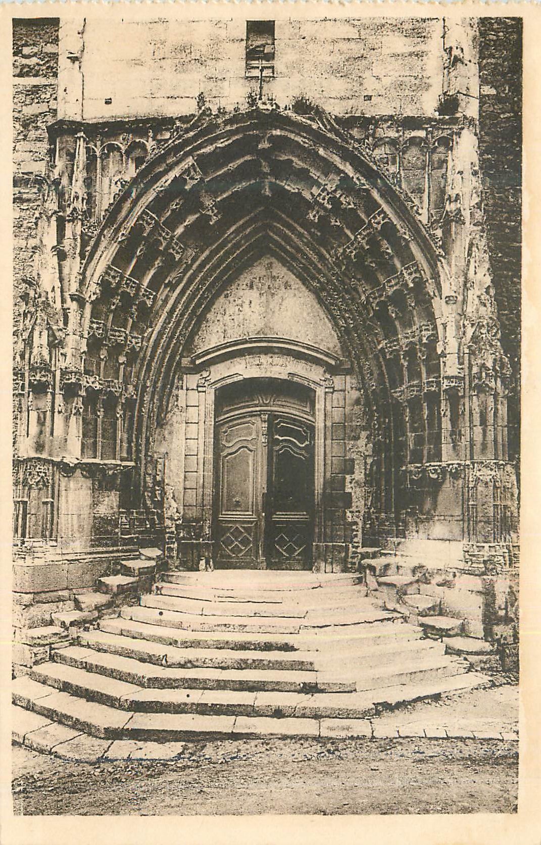 CPA Pont Saint Esprit (Gard) Porche de la Paroisssiale St Saturnin Milieu du XVe Siecle