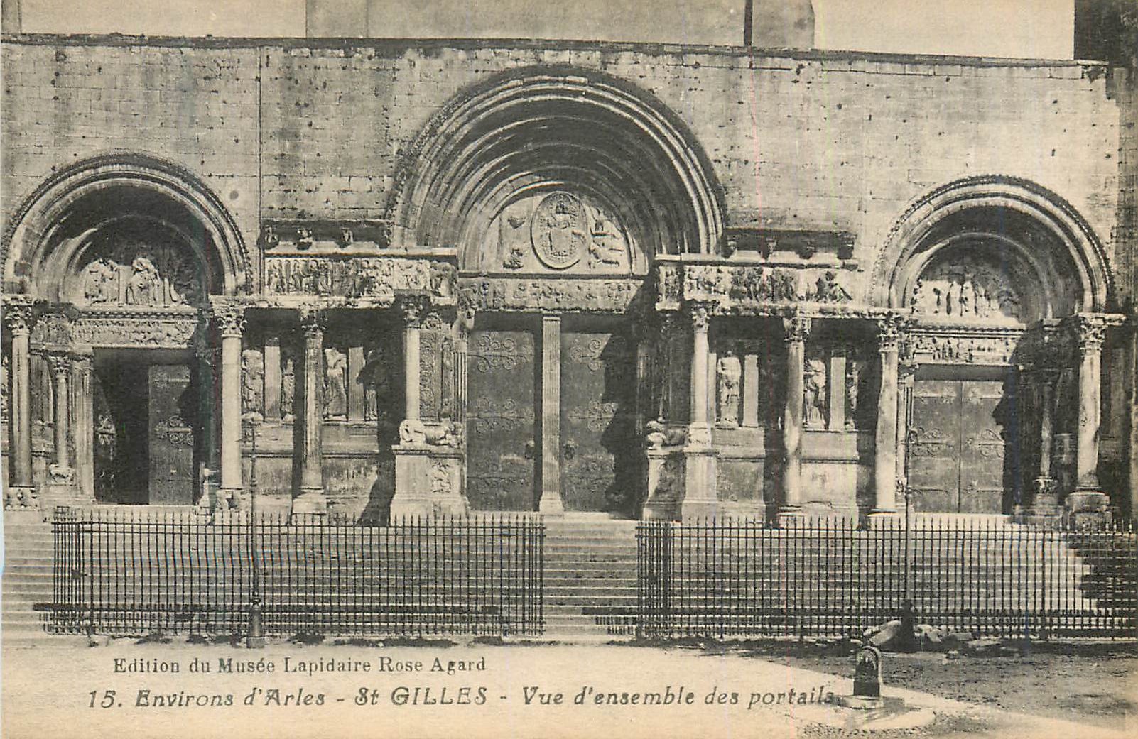 CPA Environs d'Arles St Gilles Vue d'Ensemble des Portails