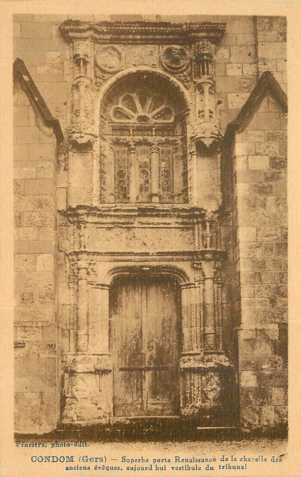 Condom (Gers) — Superbe porte Renaissance de la chapelle des anciens évêques, aujourd'hui vestibule du tribunal