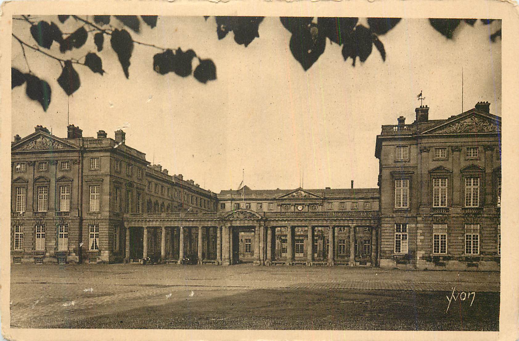 CPA Chateau de Compiegne La Douce France Facade du Chateau