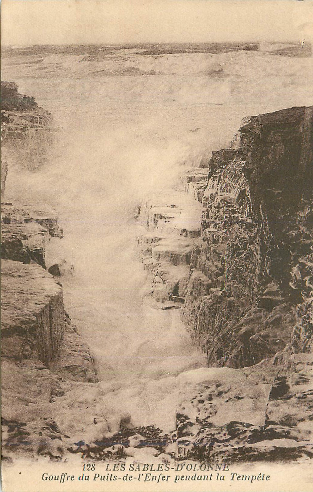 Les Sables-d'Olonne — Gouffre du Puits-de-l'Enfer pendant la Tempête — Éditeur : Gouffre du Puits-de-l'Enfer, n° 128