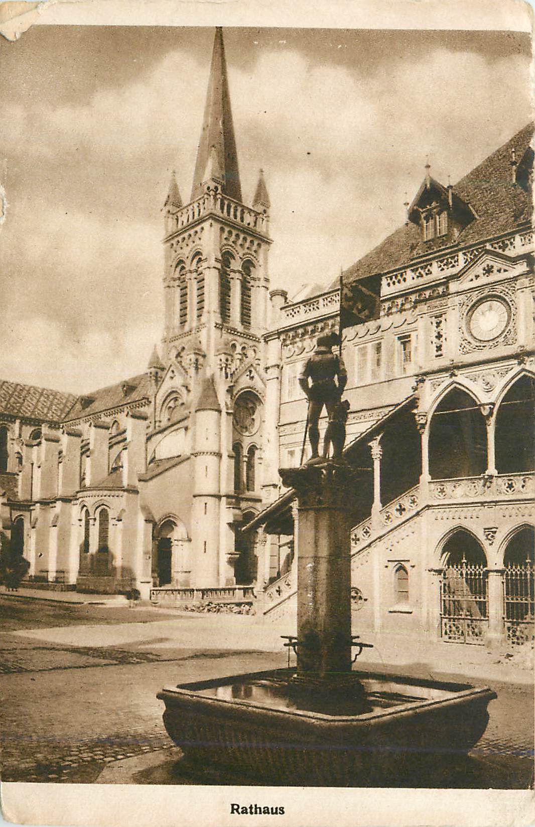 Rathaus — Place centrale avec fontaine et église — éditeur non identifié