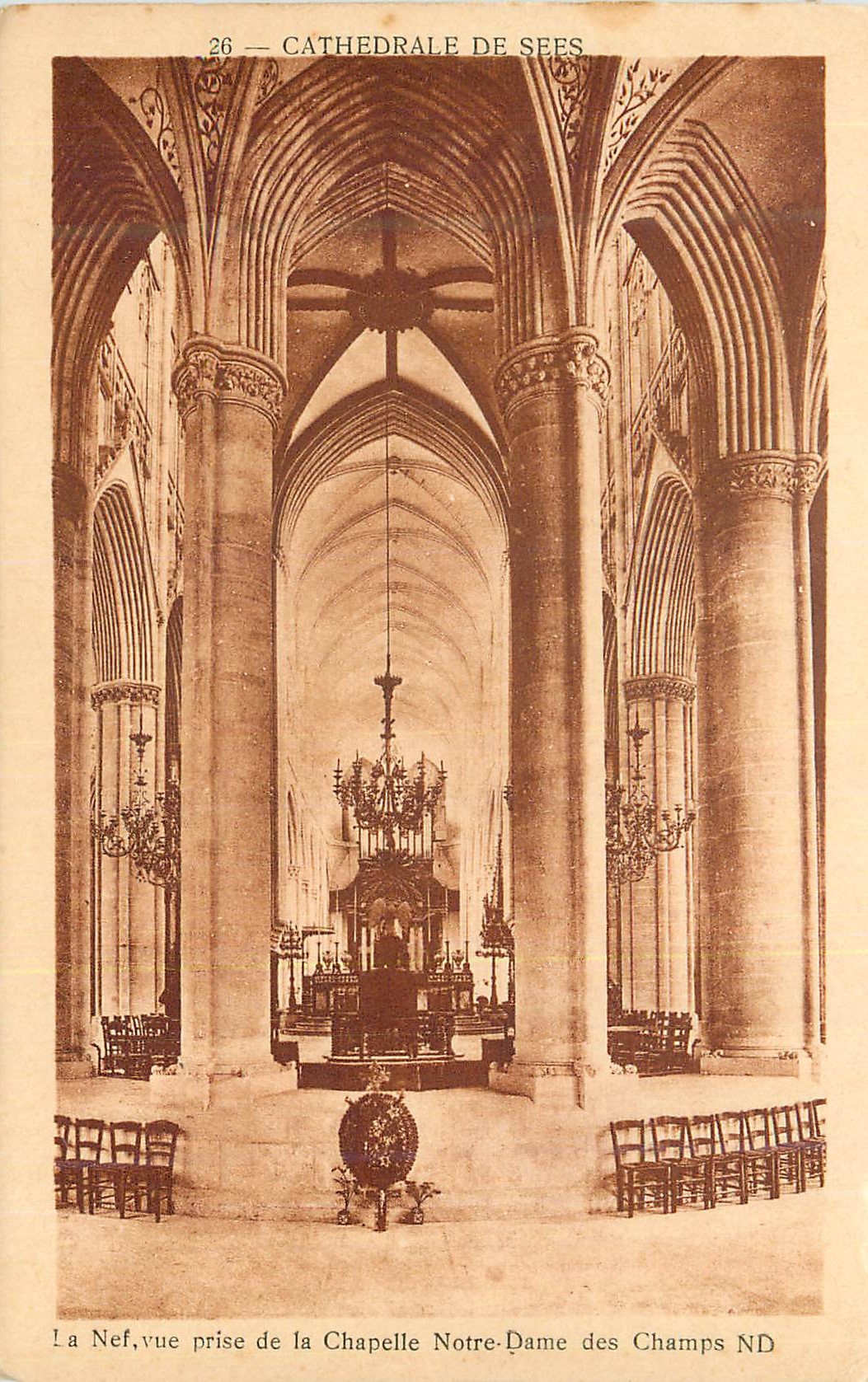 CPA La Nef Vue prise de la Chapelle Notre Dame des Champs Orgue