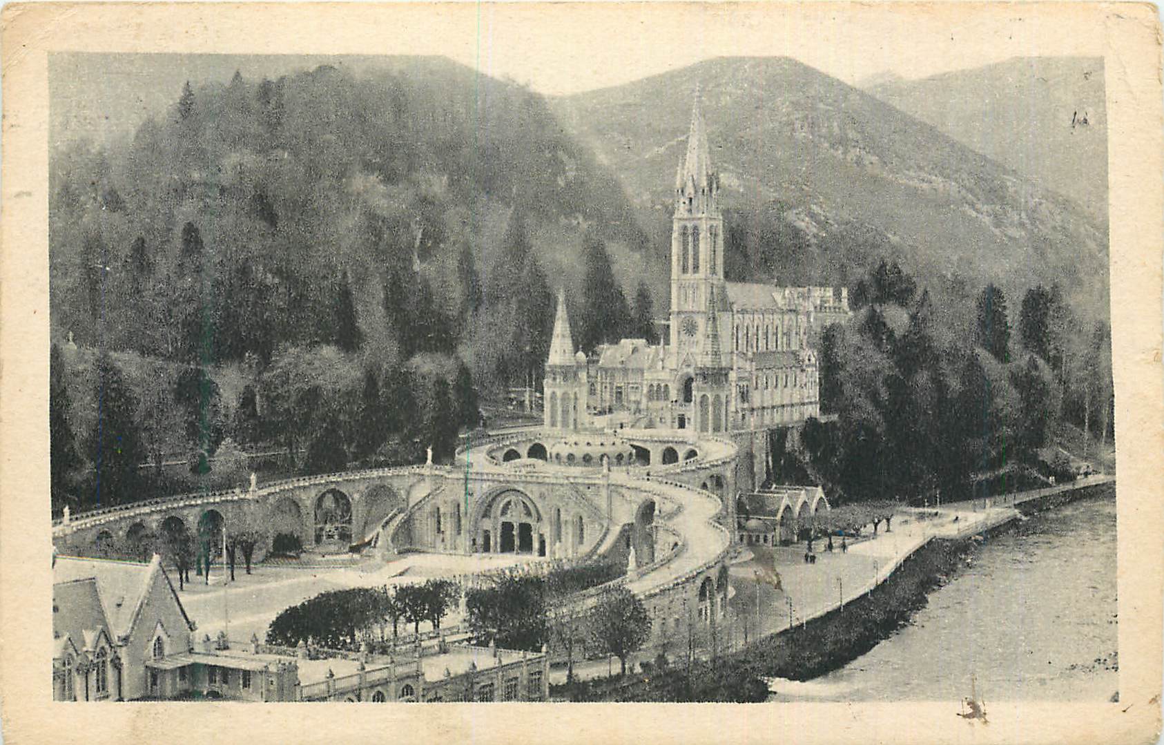 CPA Lourdes Vue d'Ensemble sur la Basilique