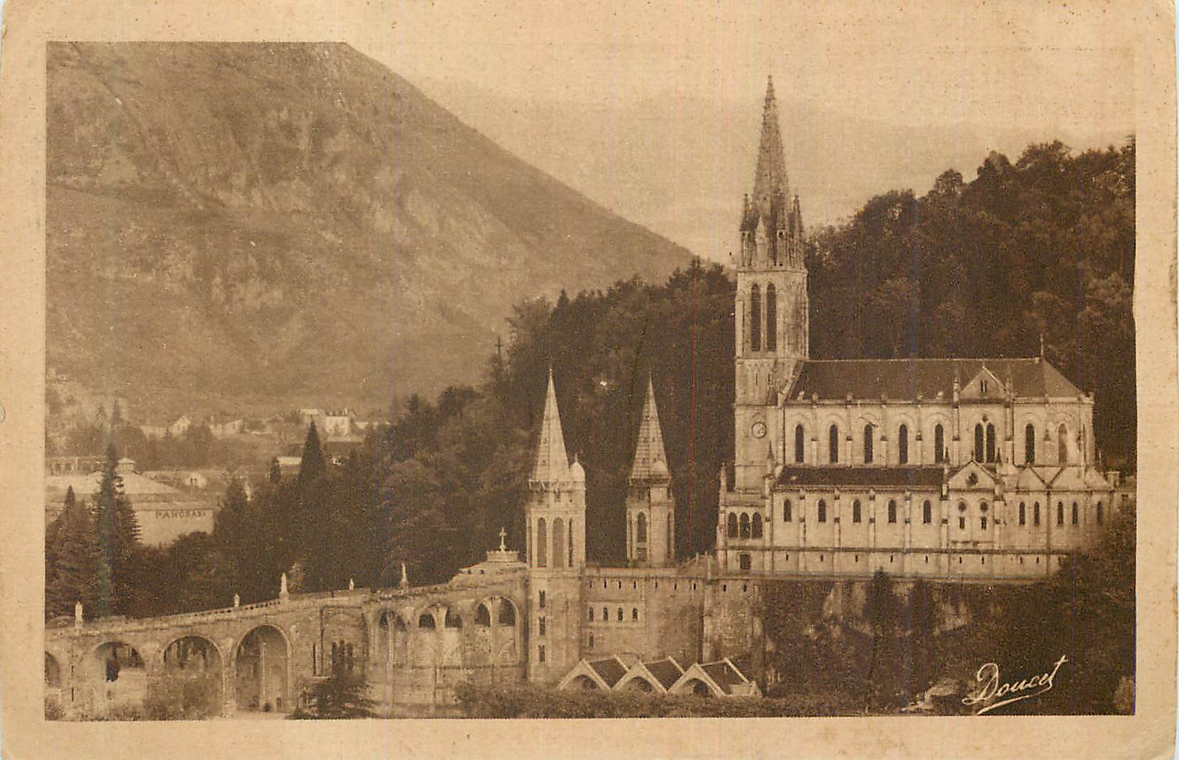 CPA Lourdes La Basilique vue de Cote