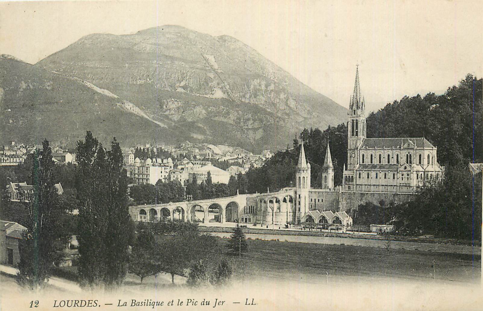 CPA Lourdes La Basilique et le Pic du Jer