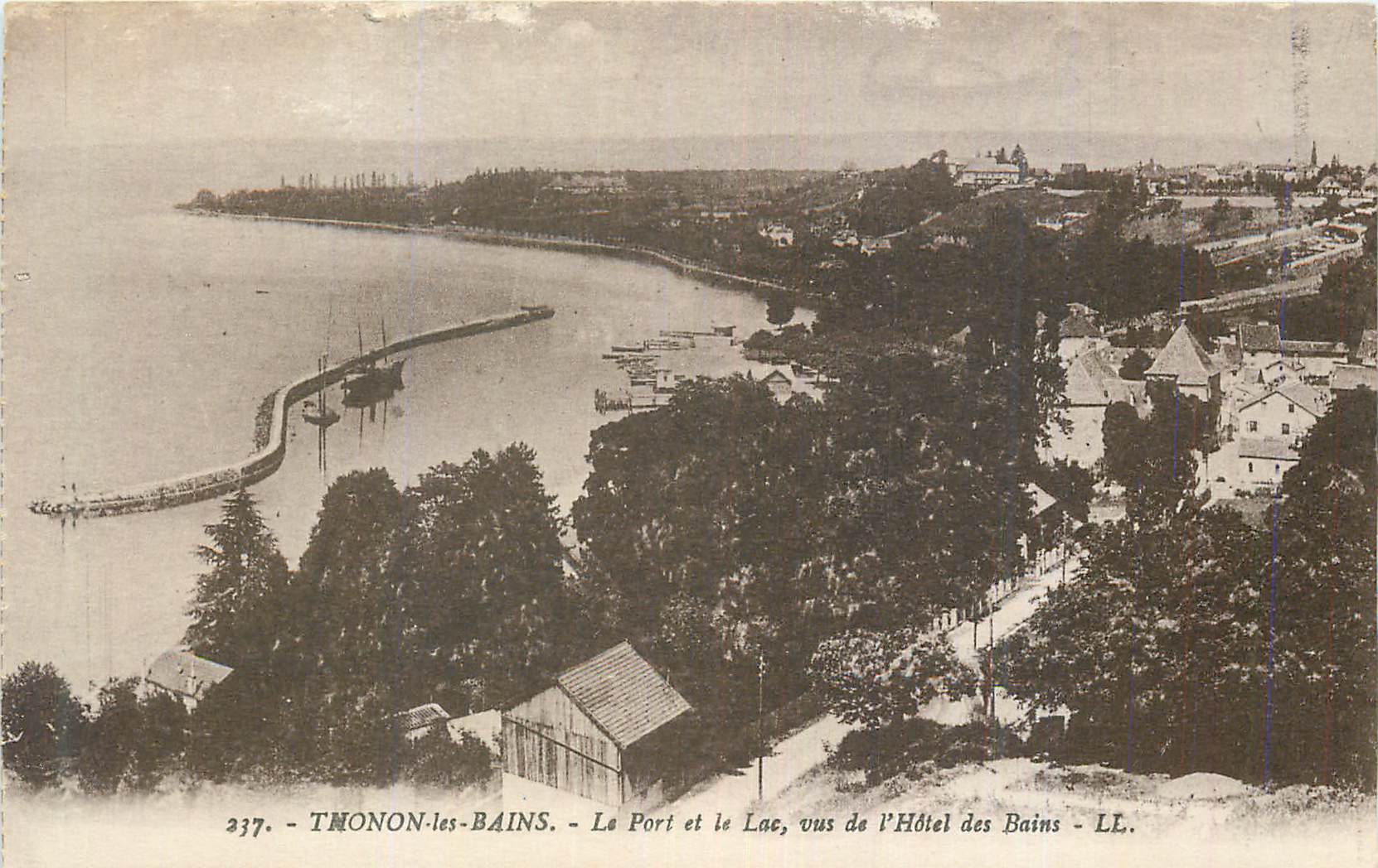 CPA Thonon les Bains Le Port et le Lac vus de l'Hotel des Bains