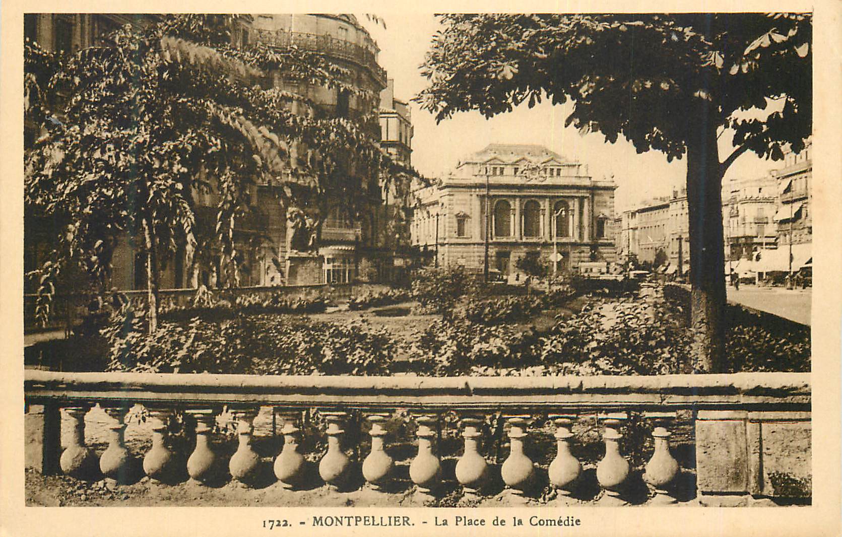 CPA Montpellier La Place de la Comedie