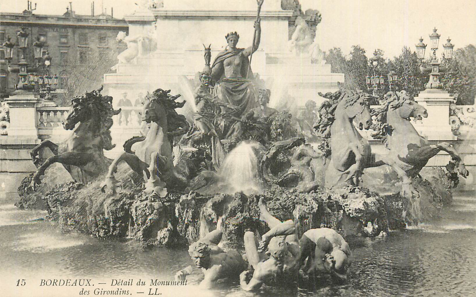 CPA Bordeaux Detail du Monument des Girondins