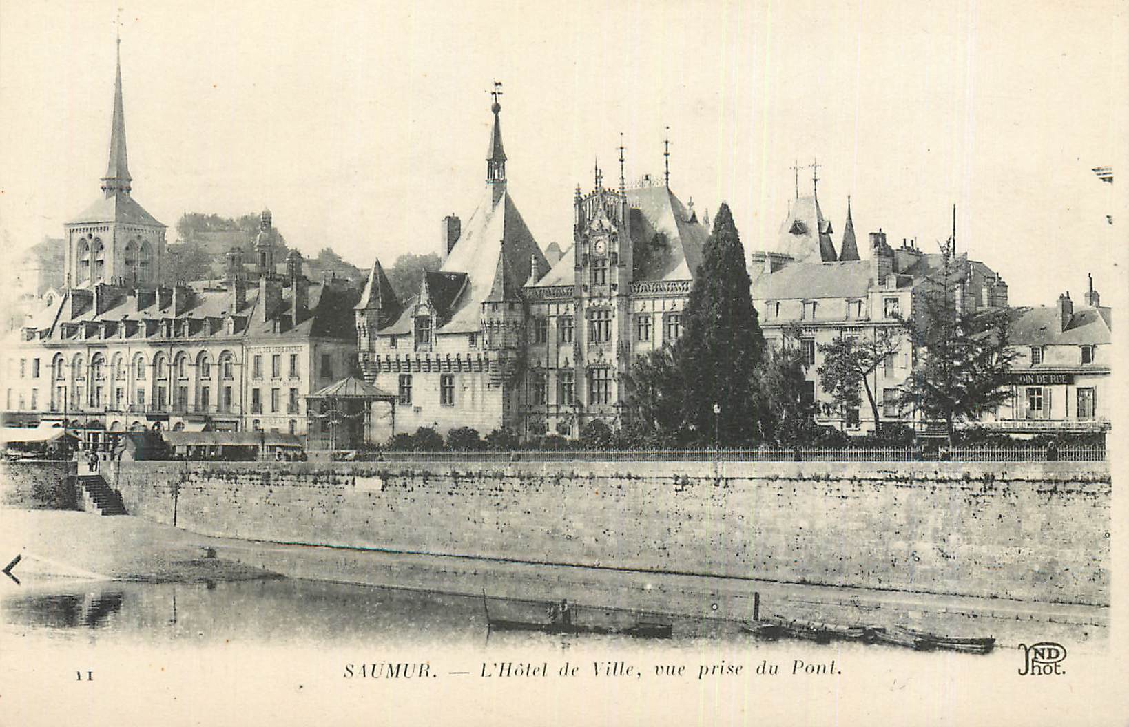 CPA Saumur L'Hotel de Ville vue prise du Pont