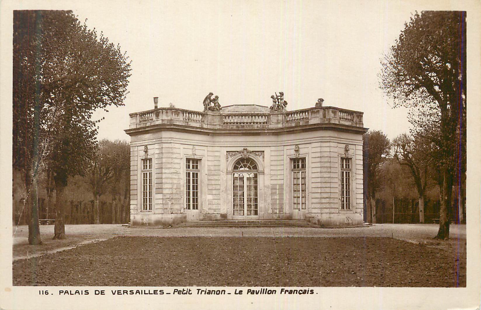 CPA Palais de Versailles Petit Trianon Le Pavillon Francais