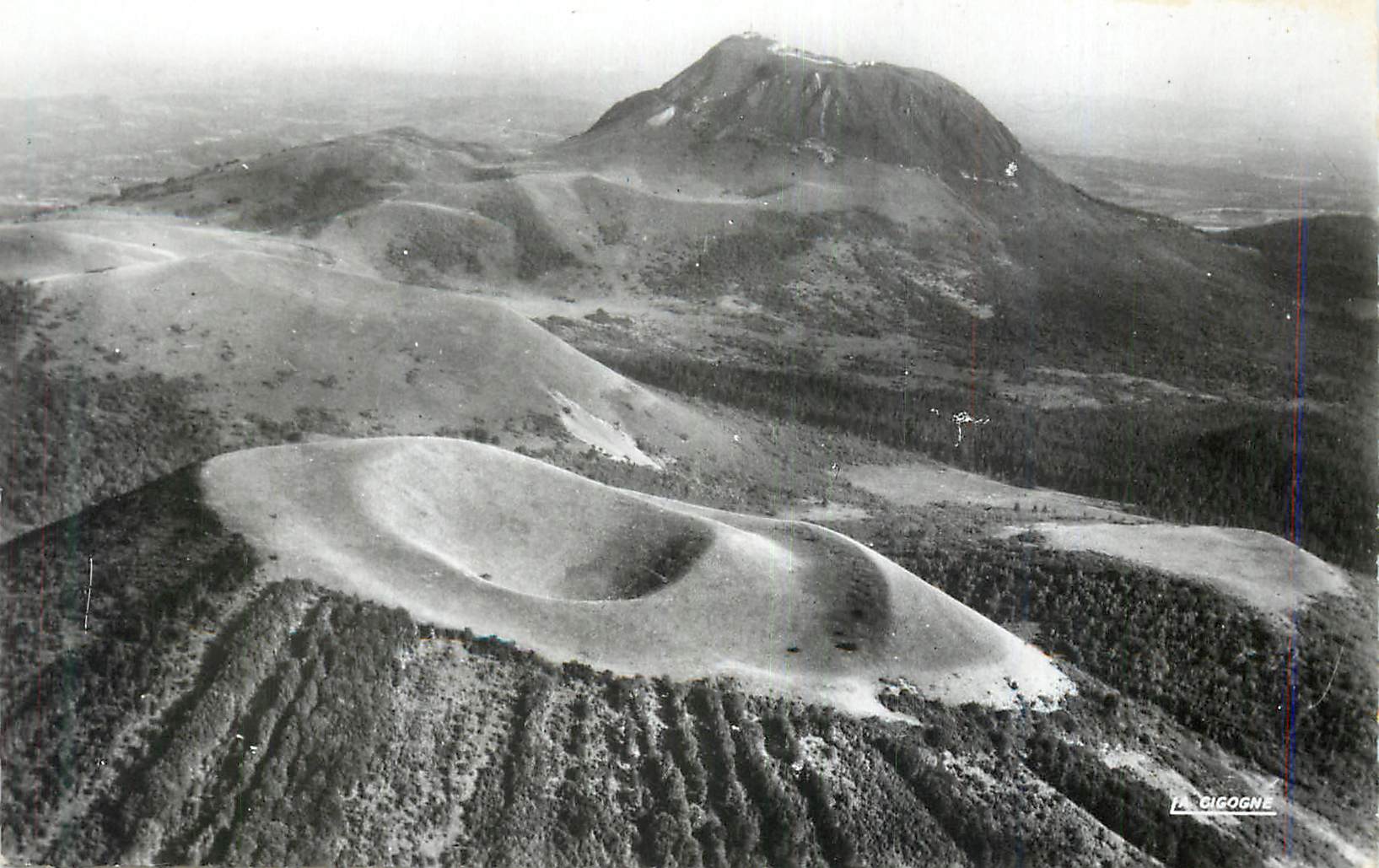 CPM En Avion sur le Monts Dome au Premier plan Puy de Come (1255 m) au fond Puy de Dome