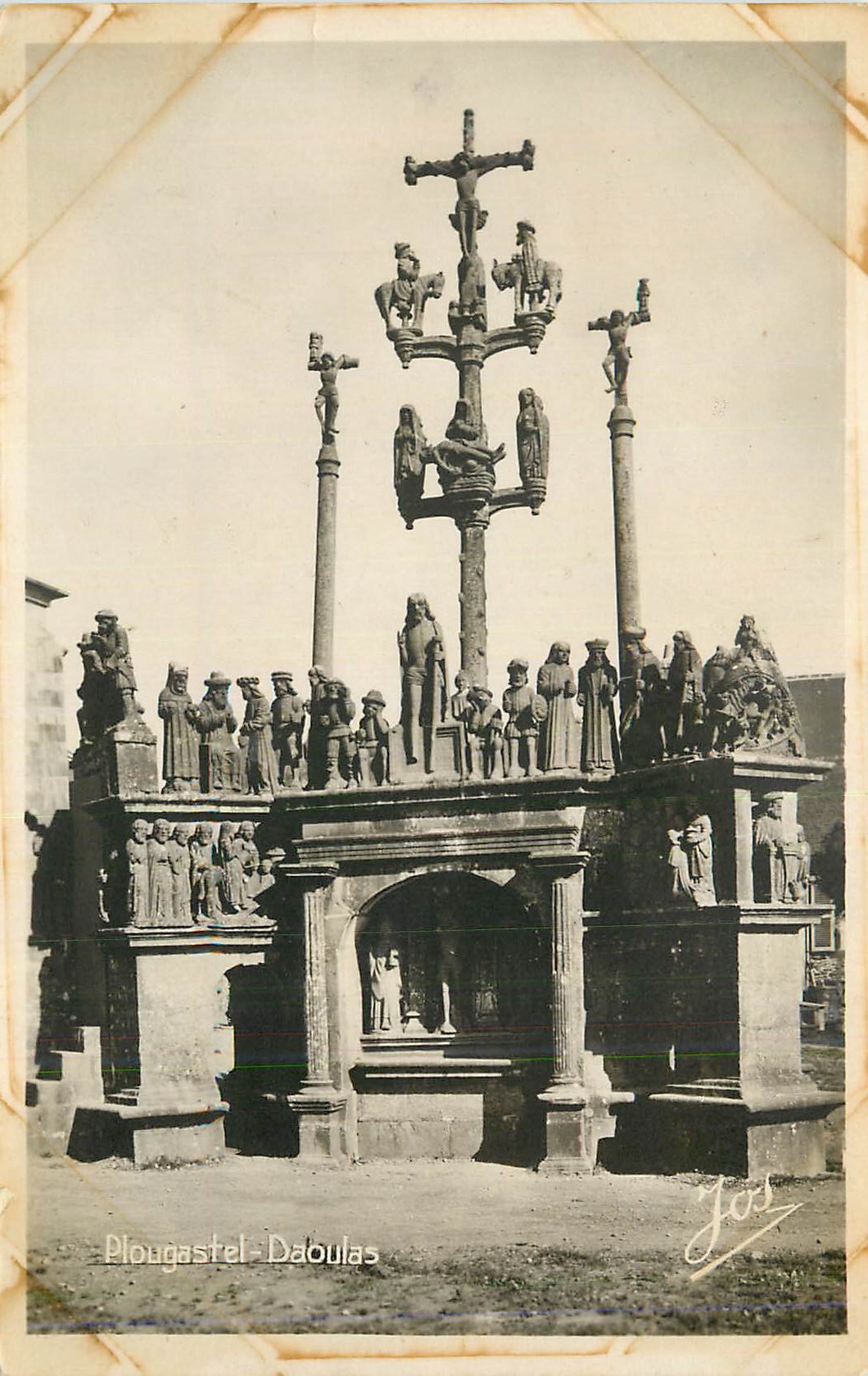 Plougastral-Daoulas — Croix de cimetière ornée de statues — Jos