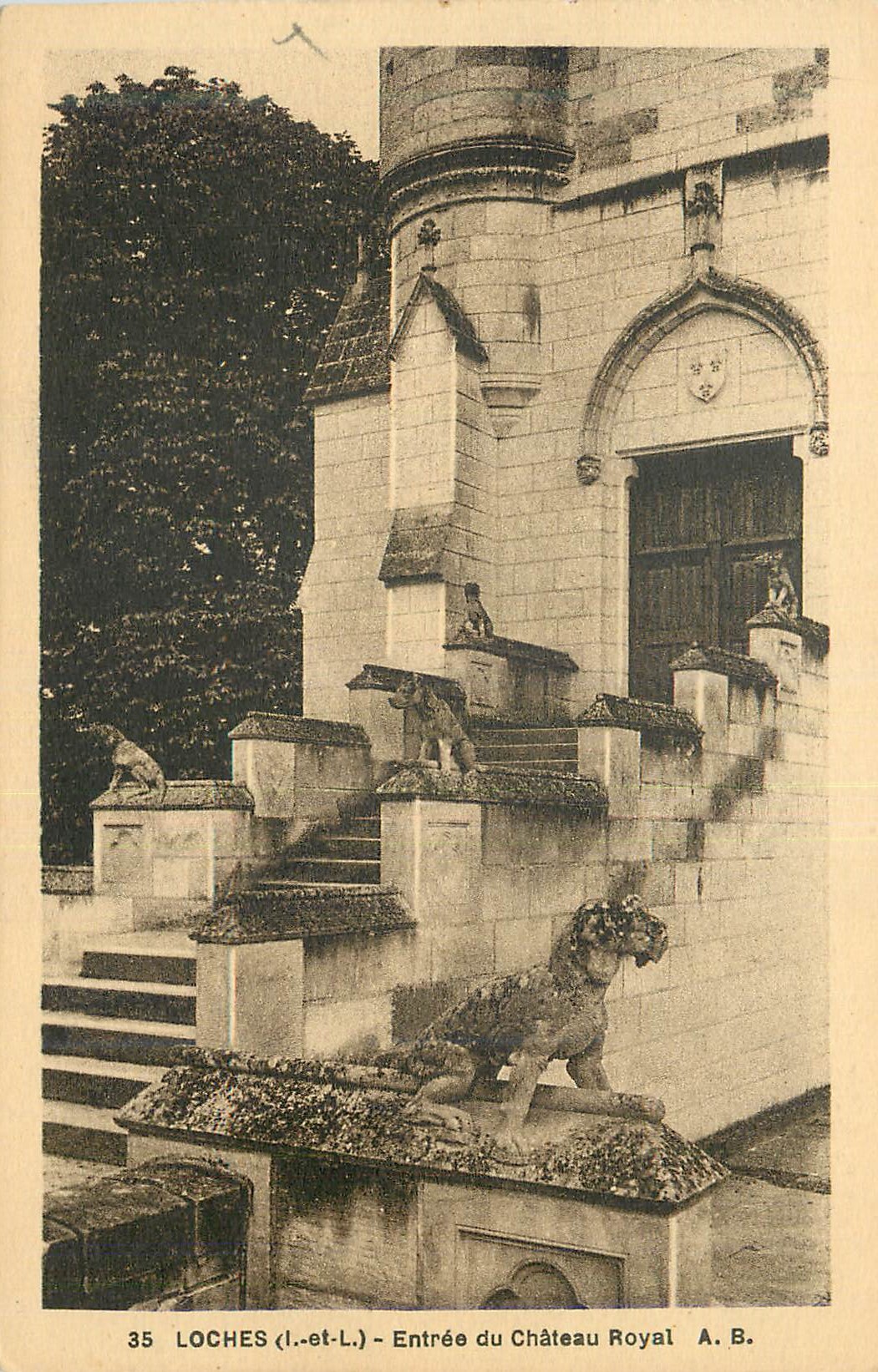 CPA Loches (I et L) Entree du Chateau Royal