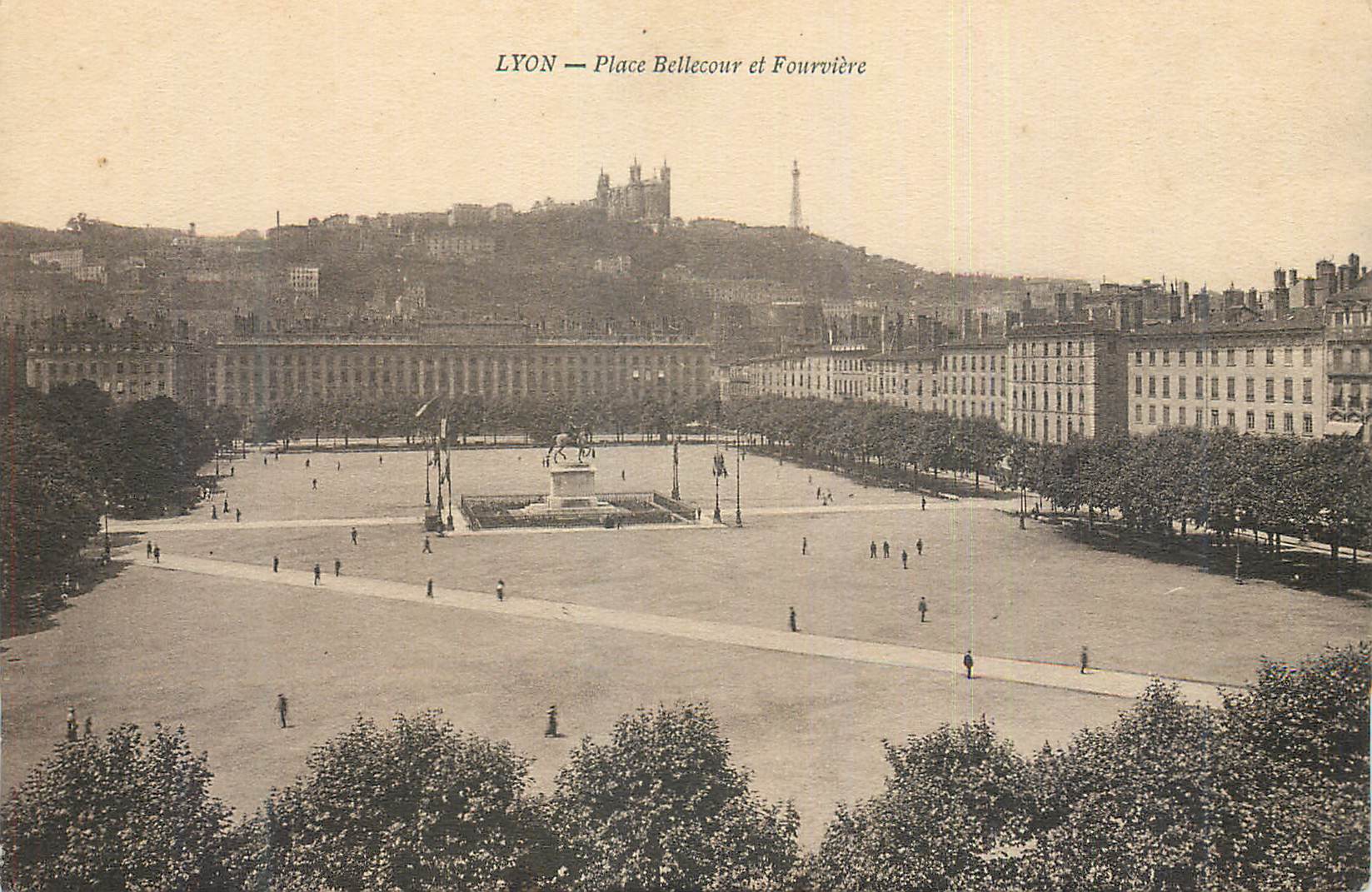 CPA Lyon Place Bellecour et Fourviere