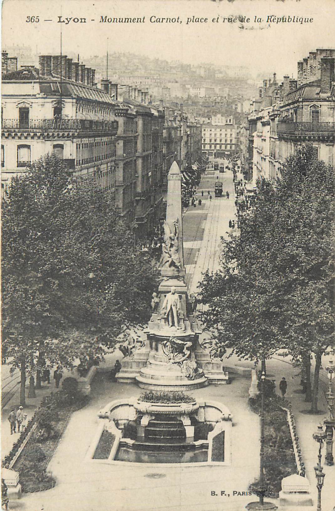 CPA Lyon Monument Carnot place et rue de la Republique