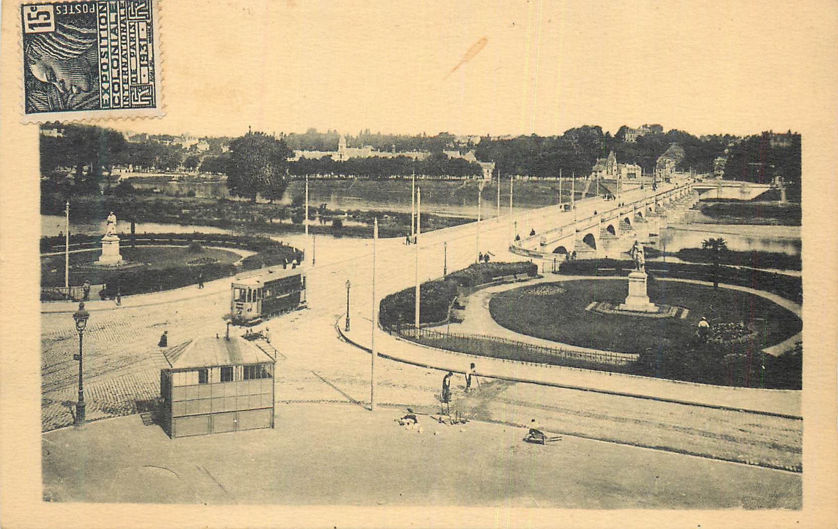 CPA Tours (I et L) Squares Descartes et Rebelais Le Pont de Pierre La Loire Tramway