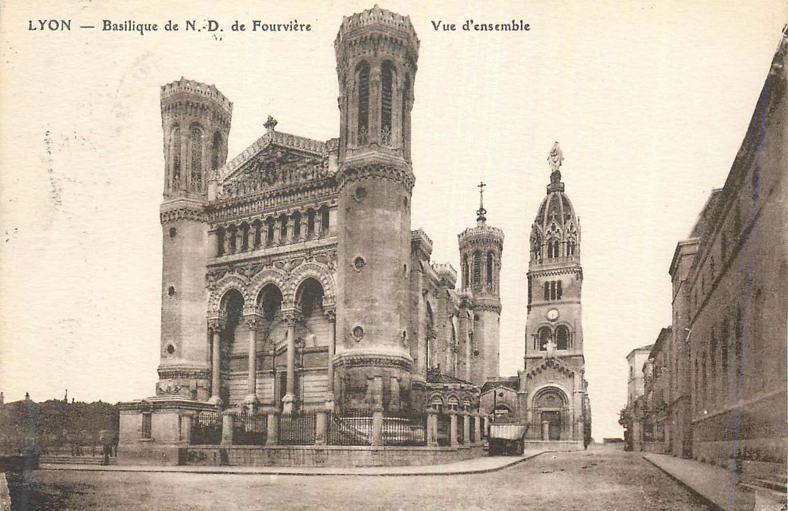 CPA Lyon Basilique de N D de Fourviere Vue d'Ensemble