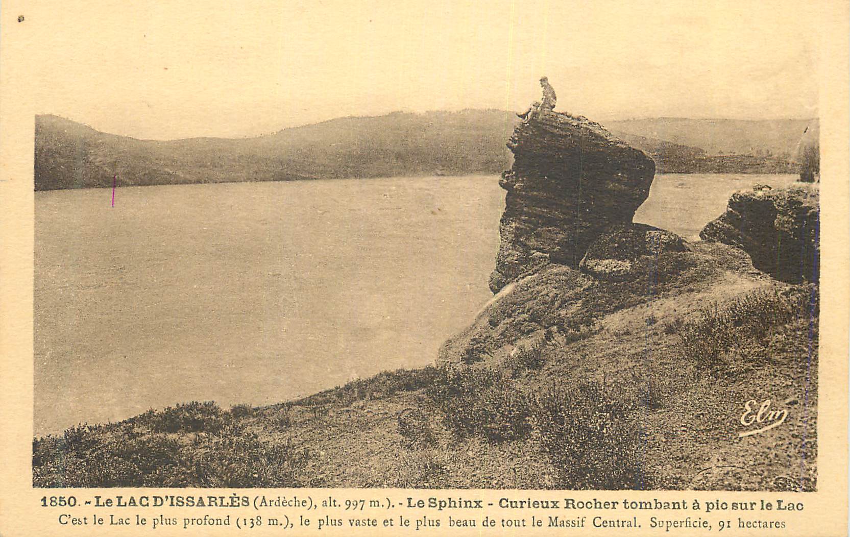CPA Le Lac d'Issarles (Ardeche) alt 997 m) Le Sphinx Curieux Rocher tombant a pic sur le Lac