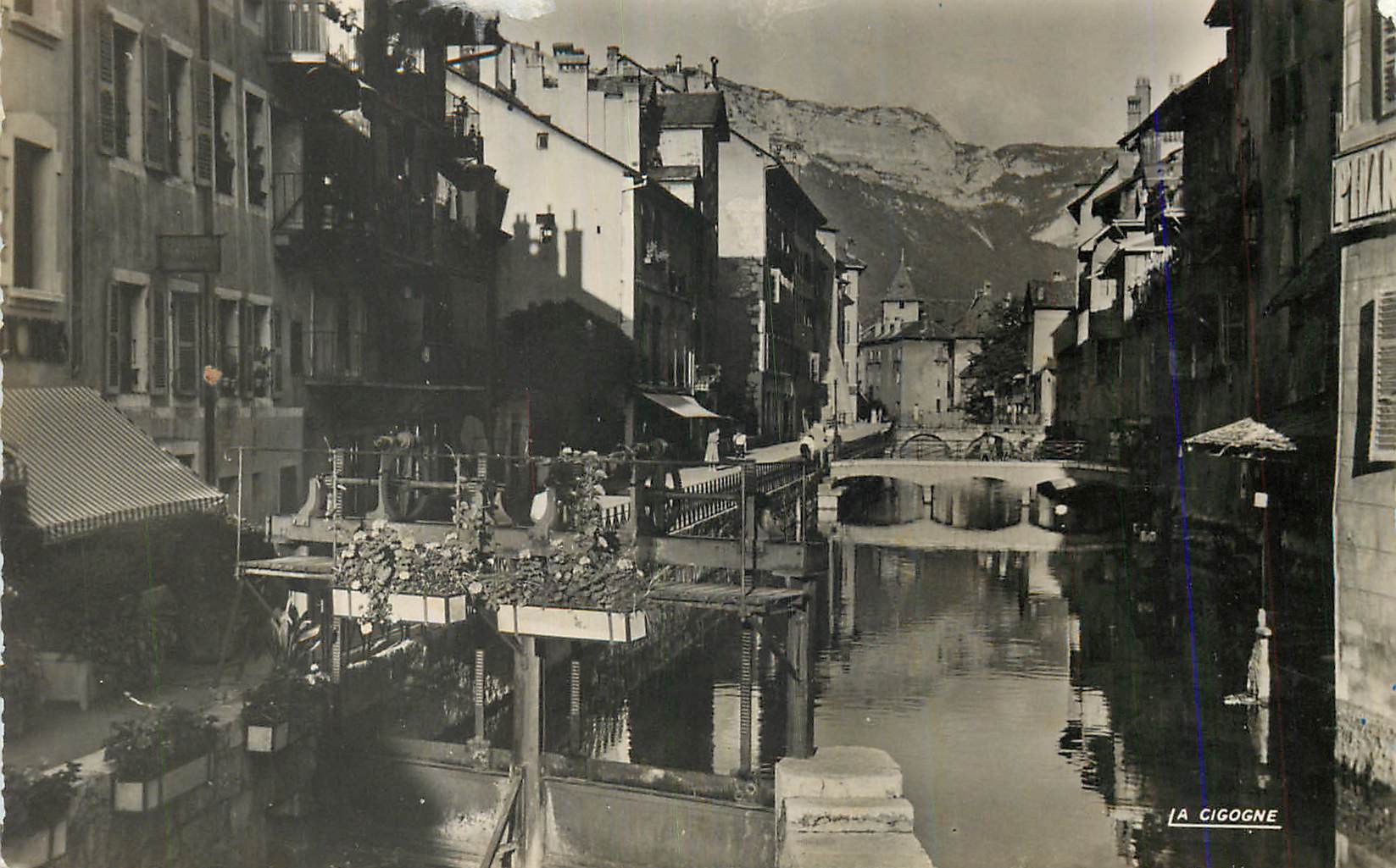Canal de la Cigogne — Aussicht auf die Brücke und Gebäude — La Cigogne, Verlag