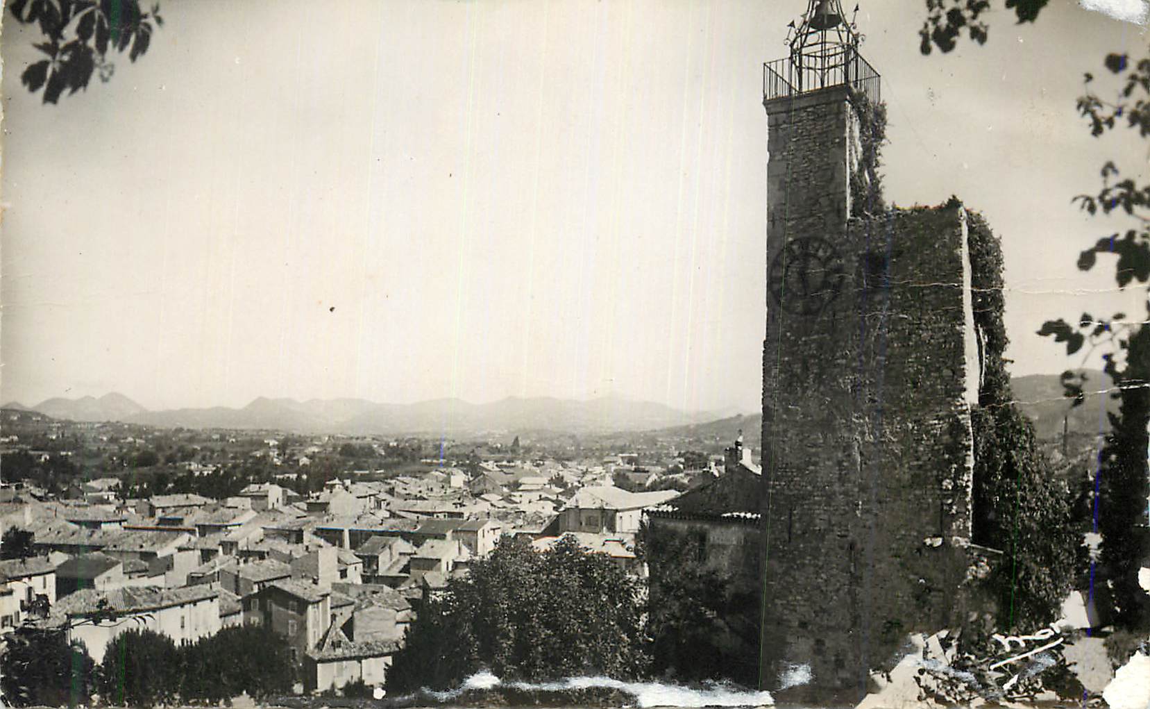 CPM Vaison la Romaine Le Beffroi et la Ville