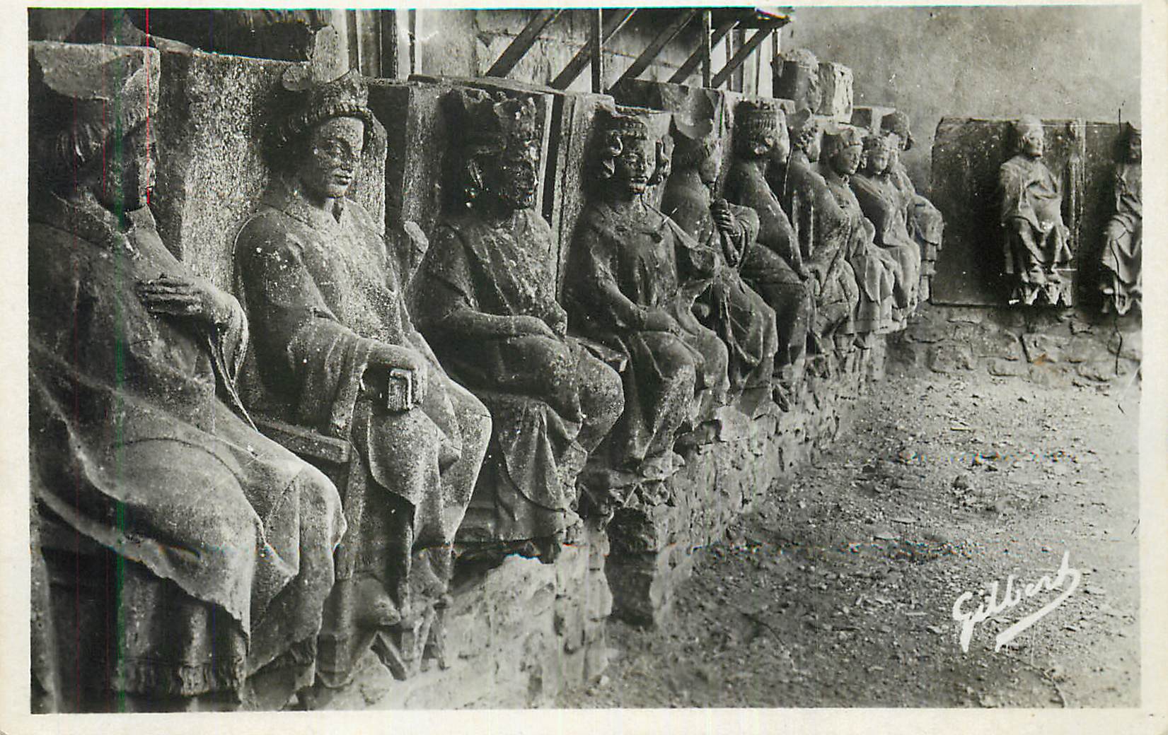 CPM Charroux (Vienne) Les Saints de l'Abbaye Motifs de Sculpture du Portail Ouest