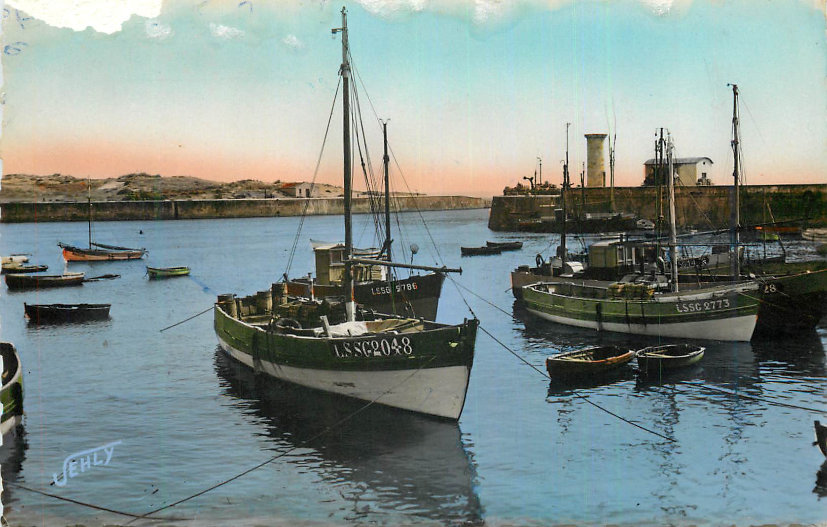Puerto de pesca — barcos de pesca en el horizonte — JEHLY