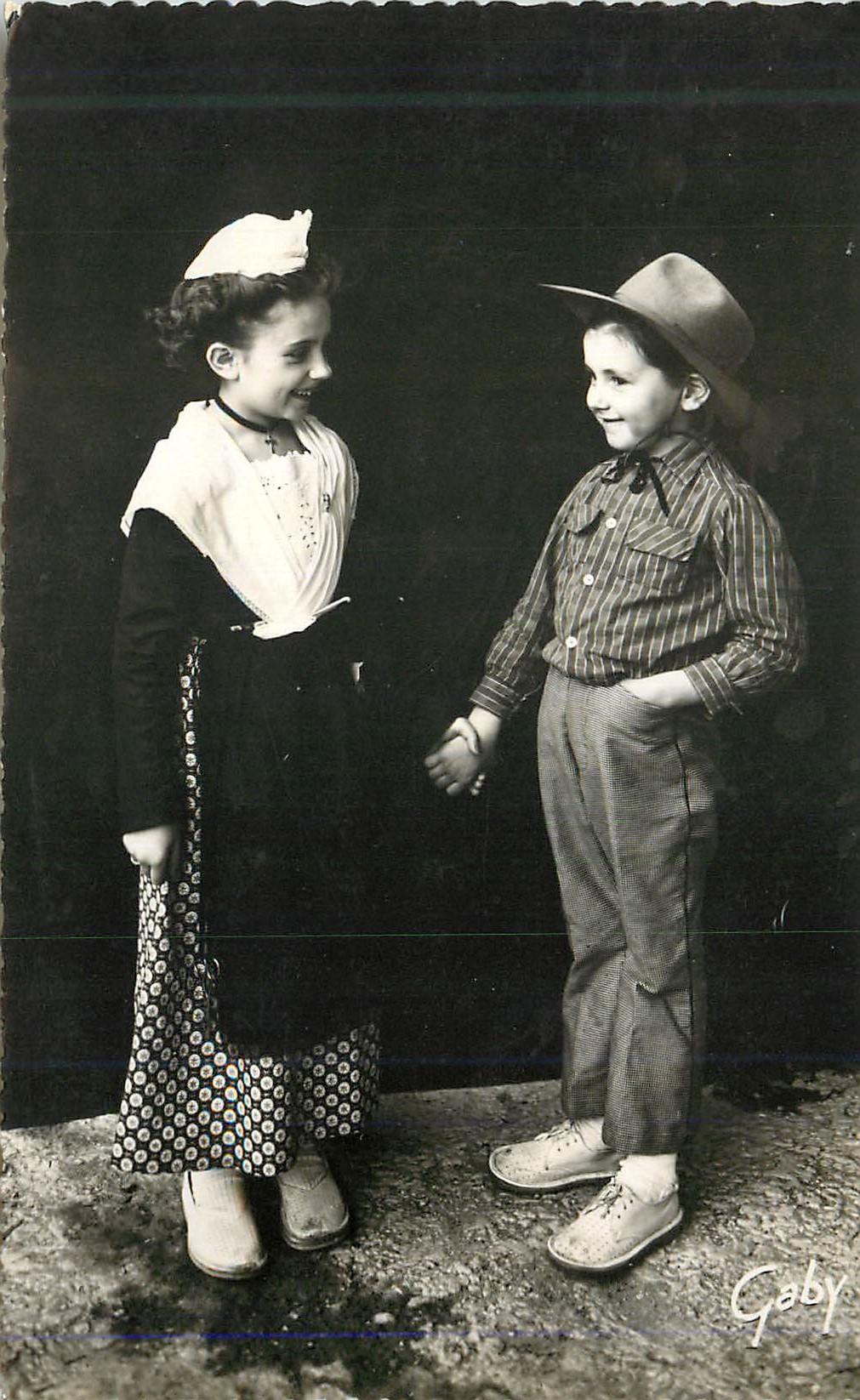 CPM La Provence Jeune Couple Gardian et Arlesienne Folklore