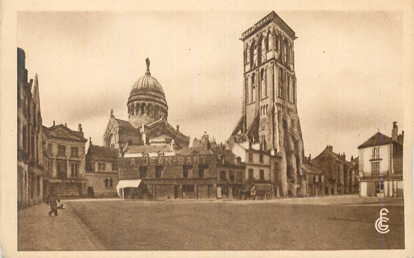 CPA Tours (I et L) La Tour Charlemagne et la Place Chateauneuf Jean Bart