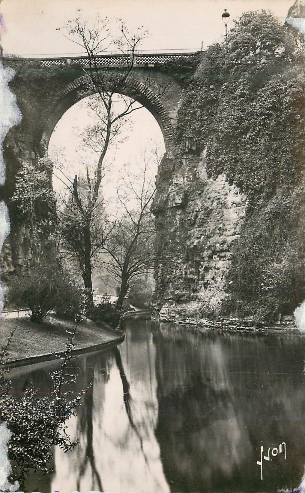 CPM Paris en Flanant Parc des Buttes Chaumont