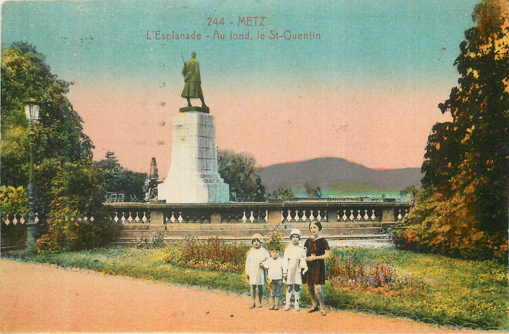 CPA Metz L'Esplanade Au fond Le St Quentin