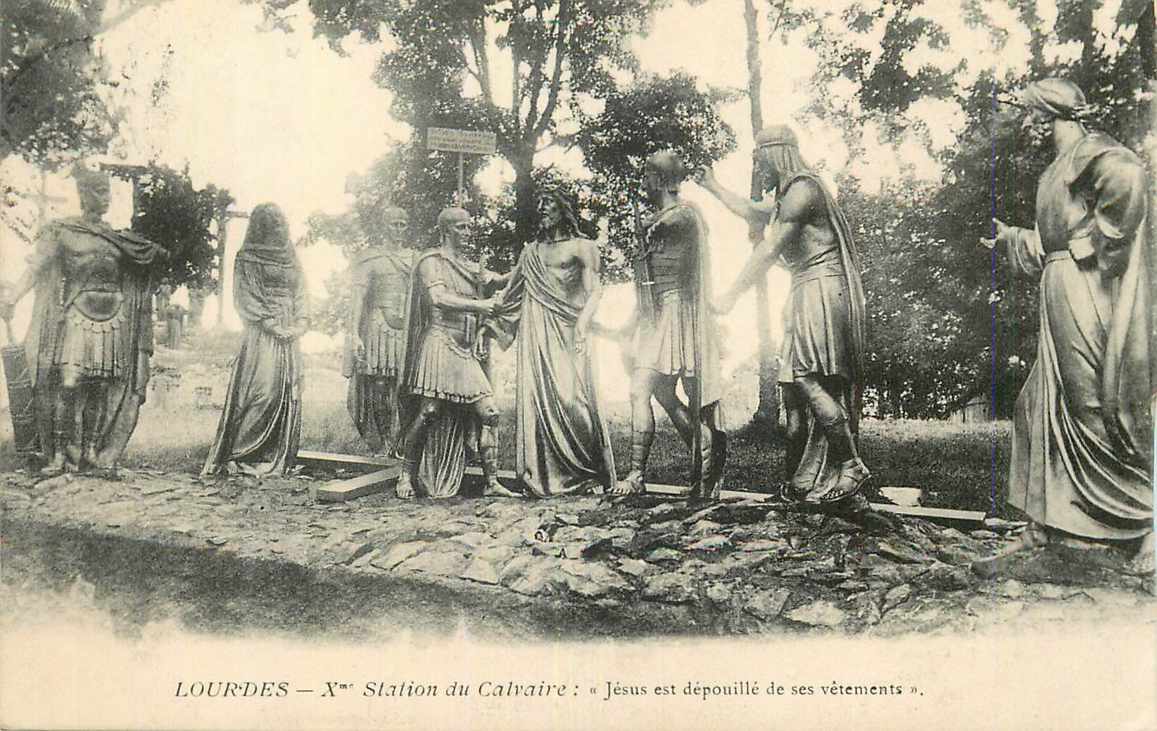CPA Lourdes Xeme Station du Calvaire Jesus est Depouille de ses Vetements