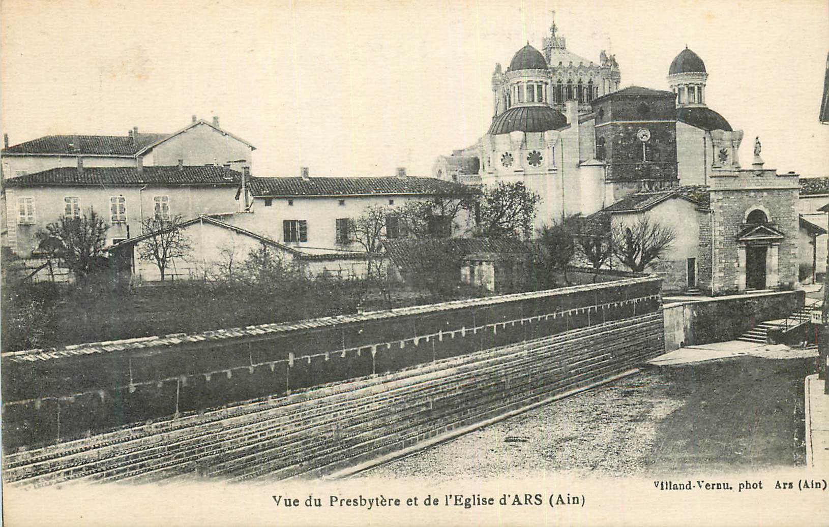 CPA Vue du Presbytere et de L'Eglise d'Ars (Ain)